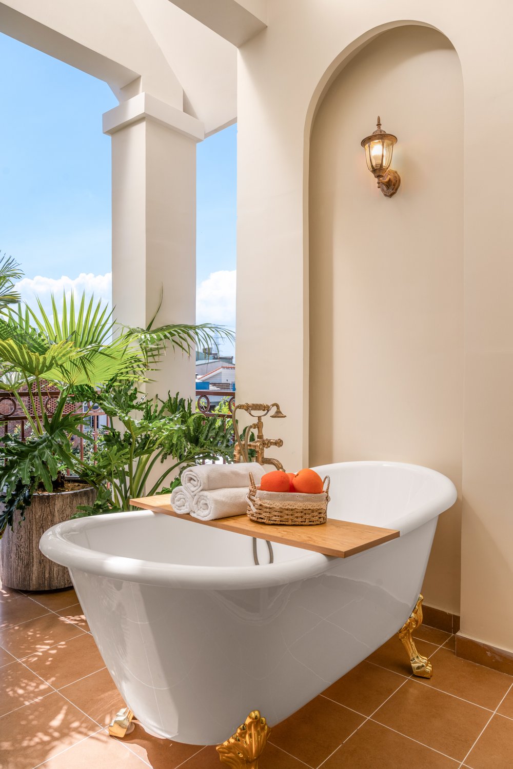 Kiến trúc Biệt thự: Mediterranean Charm – Bản Giao Hưởng Của Đá, Gỗ Và Hoa