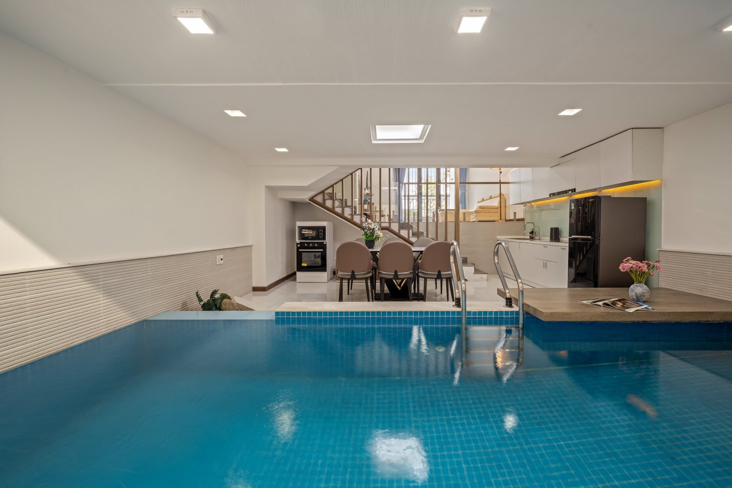 Azure Pool Villa Da Nang - Không gian nội thất Azure Pool Villa Da Nang dưới ánh sáng tự nhiên — góc máy được tính toán kỹ lưỡng