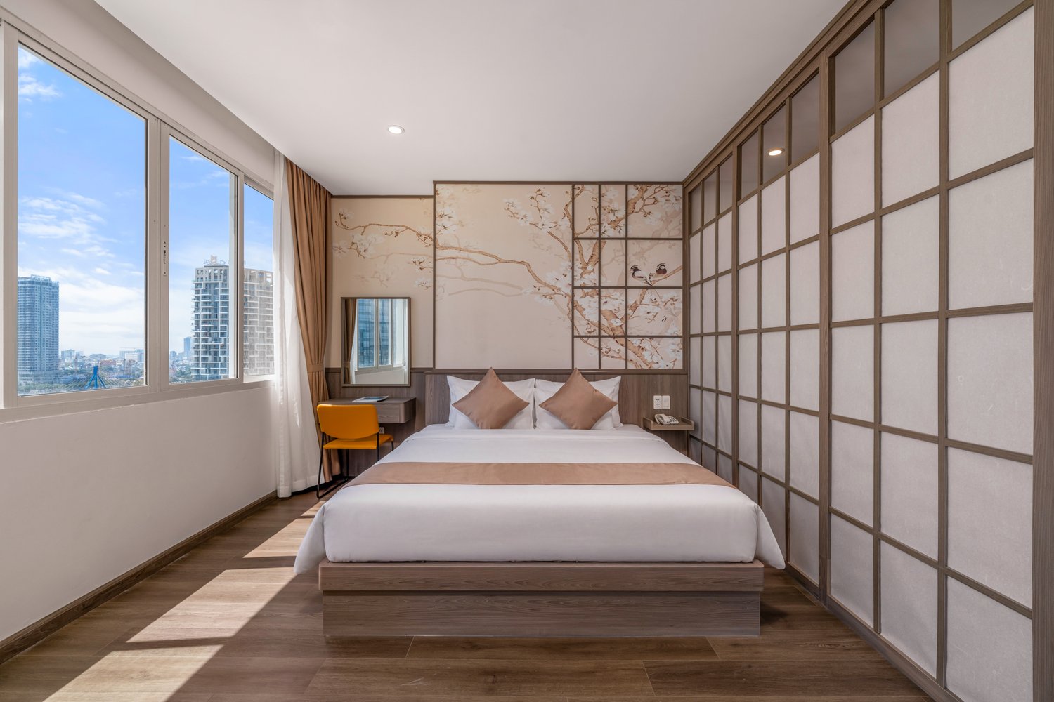 Danang Petro Hotel - Không gian nội thất Danang Petro Hotel dưới ánh sáng tự nhiên — góc máy được tính toán kỹ lưỡng