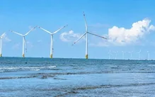 Thấy khách đến biển Ba Động đông rồi không ở lại, trong lòng rất xót xa