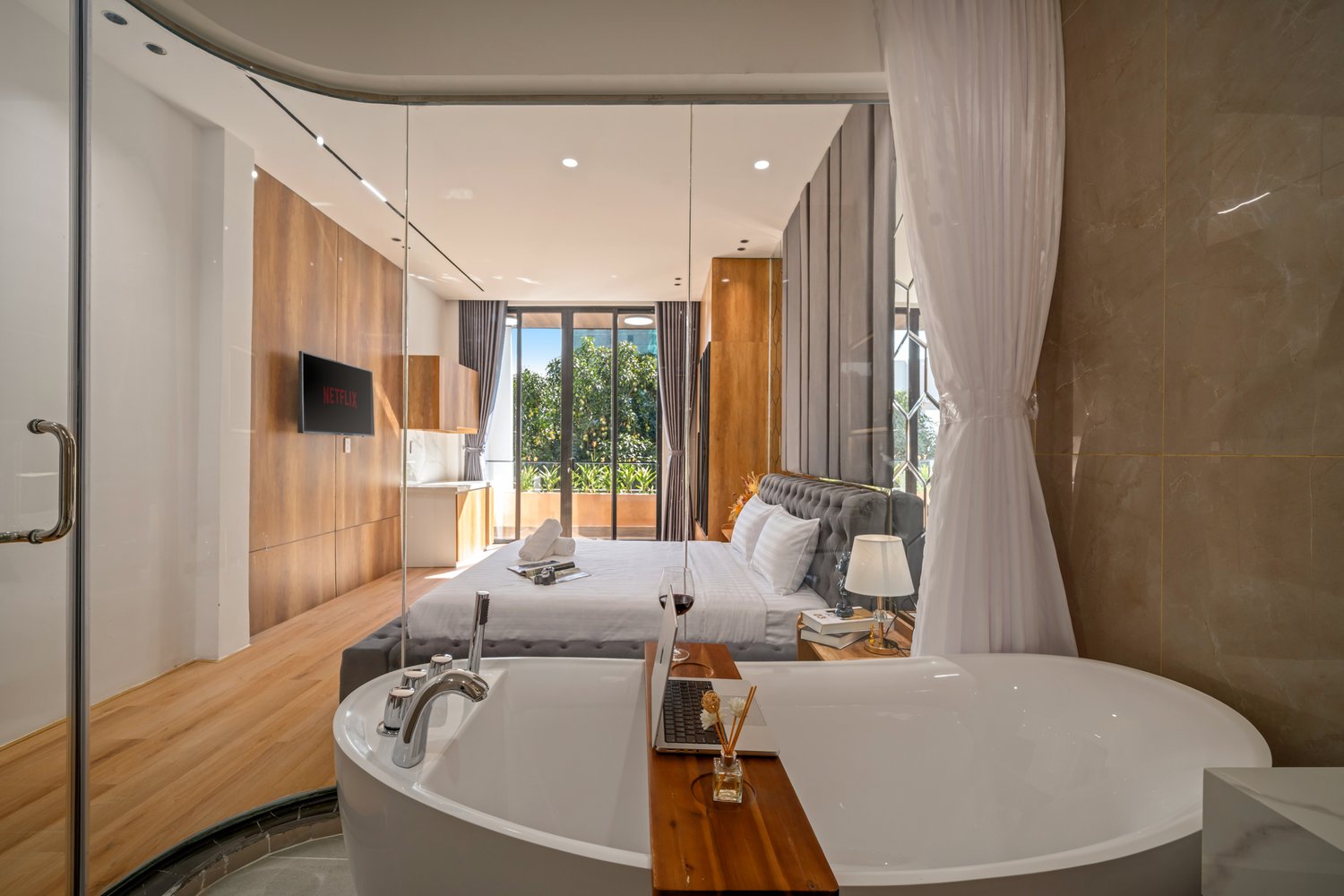 NtoM Villa Da Nang - Không gian nội thất NtoM Villa Da Nang dưới ánh sáng tự nhiên — góc máy được tính toán kỹ lưỡng