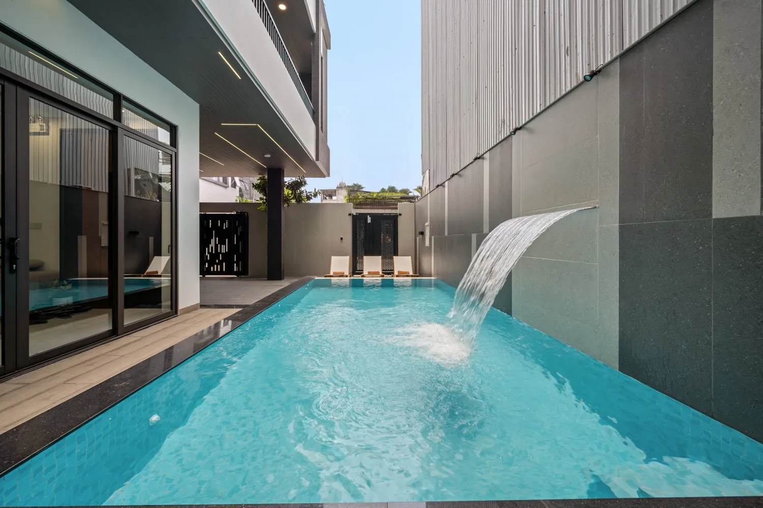 Case Study Nhiếp Ảnh Kiến Trúc: Nghệ Thuật Đường Cong Và Ánh Sáng Hoàng Hôn Tại Hanami Villa Đà Nẵng