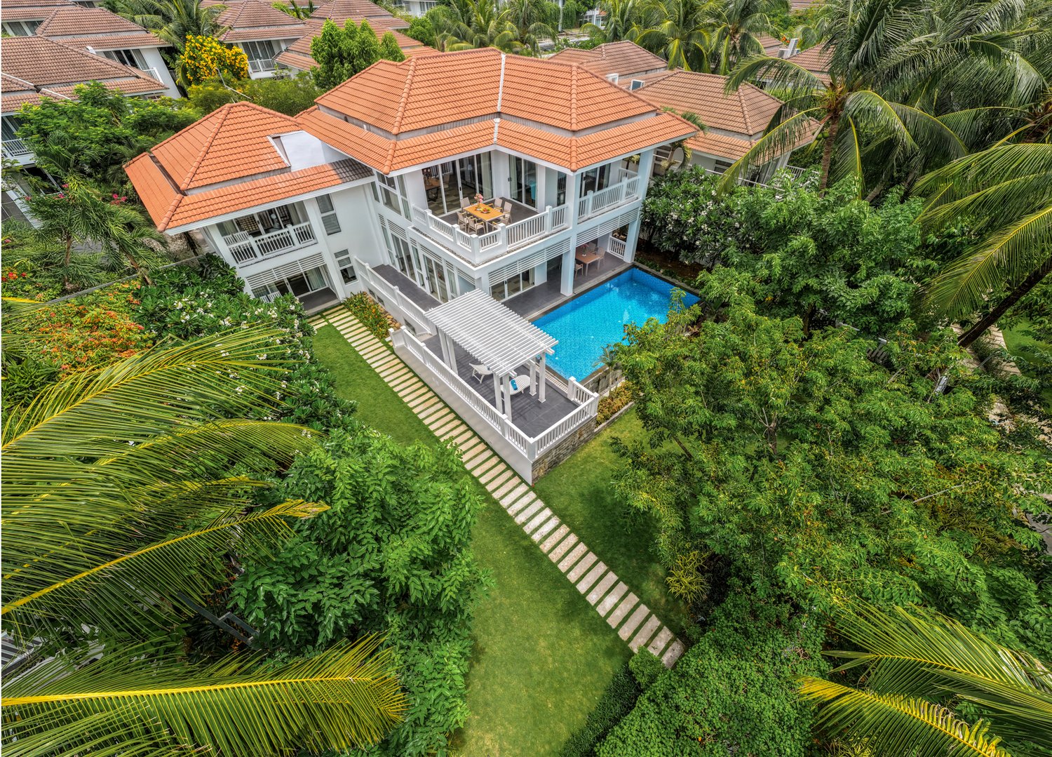 Premier Village Danang Resort: Khi Kiến Trúc Biệt Thự Biển Hòa Mình Vào Rừng Dừa Miền Nhiệt Đới