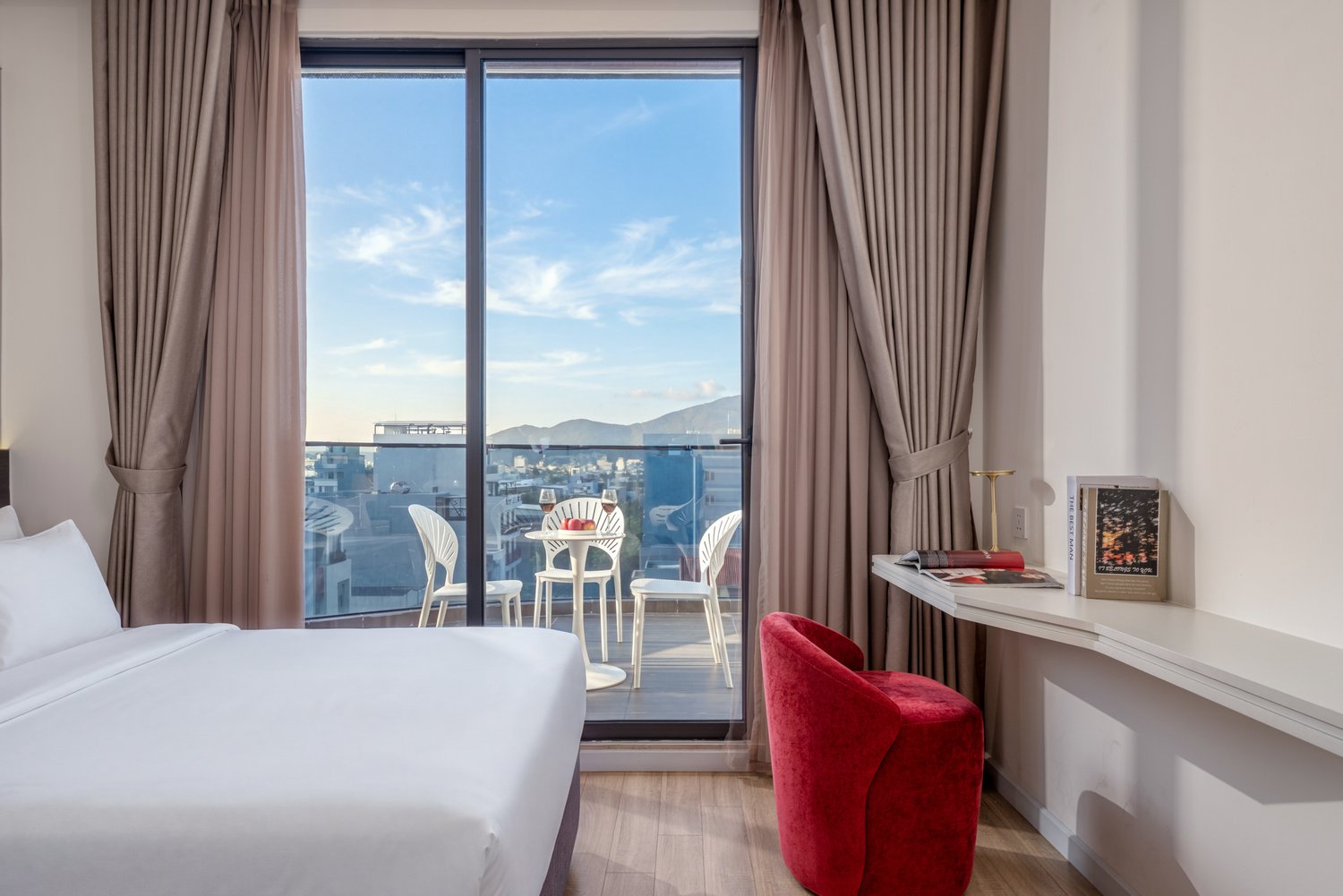 Sevana Hotel Mỹ Khê Đà Nẵng: Câu Chuyện Hình Ảnh Kiến Trúc Góc Phố, Ánh Sáng Biển & Không Gian Lưu Trú Đa Trải Nghiệm