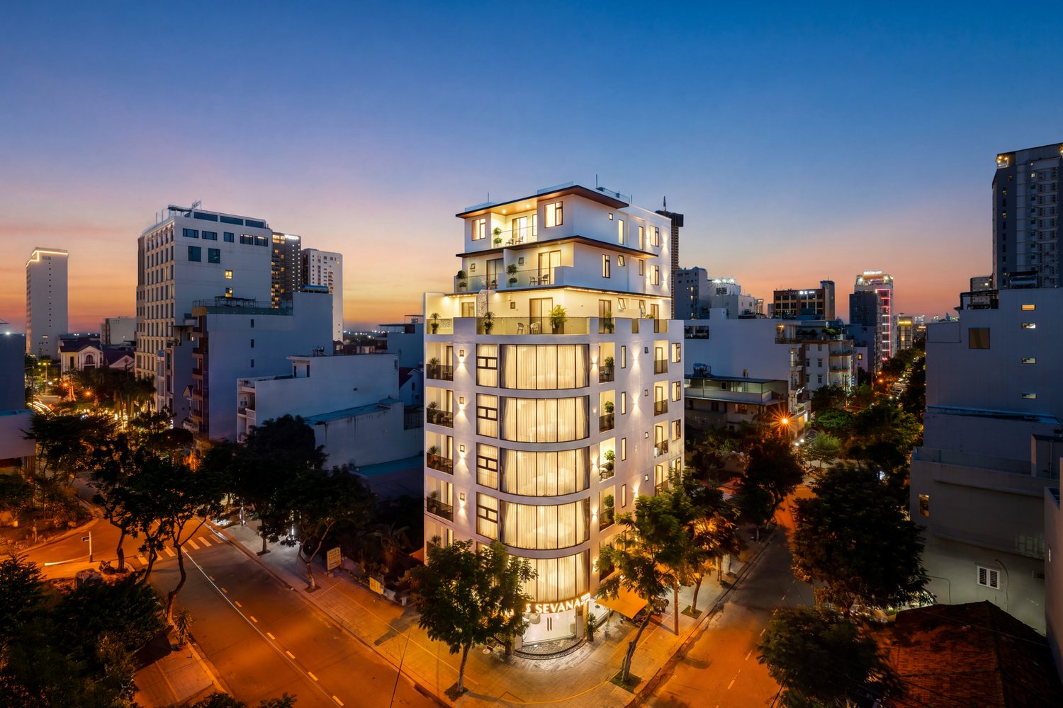 Sevana Hotel Mỹ Khê Đà Nẵng: Câu Chuyện Hình Ảnh Kiến Trúc Góc Phố, Ánh Sáng Biển & Không Gian Lưu Trú Đa Trải Nghiệm